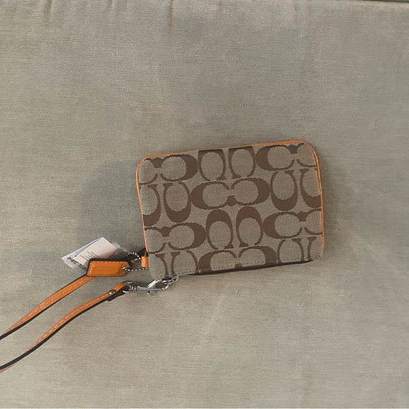 Coach wristlet new with tags. Gorgeous - Picture 2 of 2